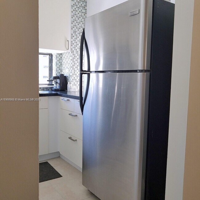 Building Photo - 17021 N Bay Rd