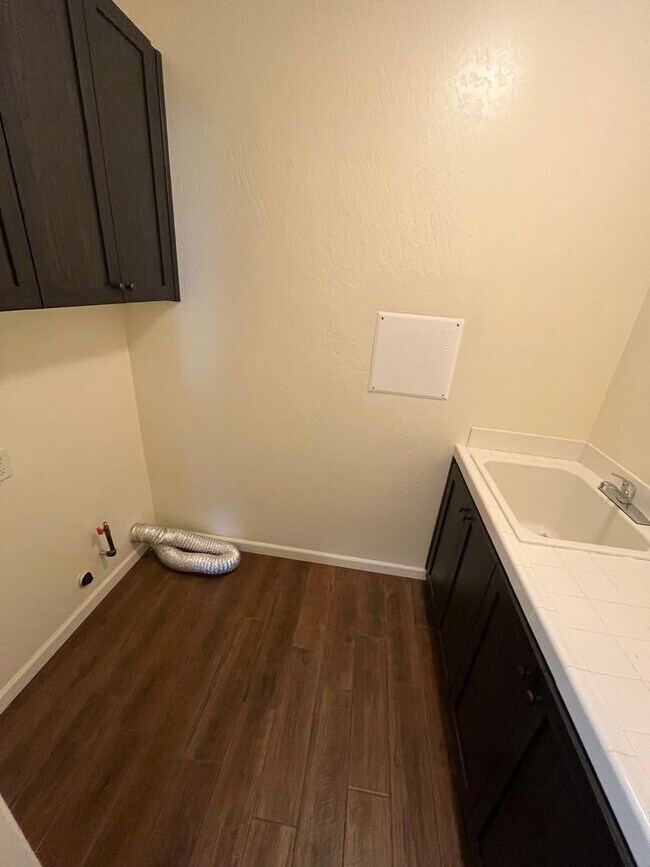 Building Photo - beautiful three bedroom home with sparkling pool in Visalia