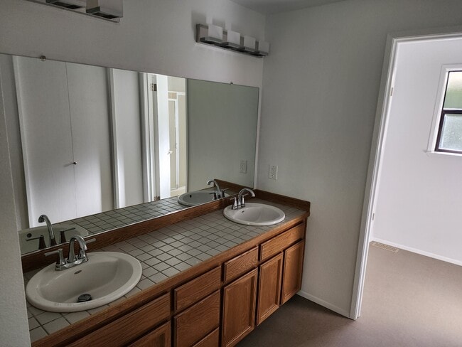 Building Photo - 4227 212th Ave NE