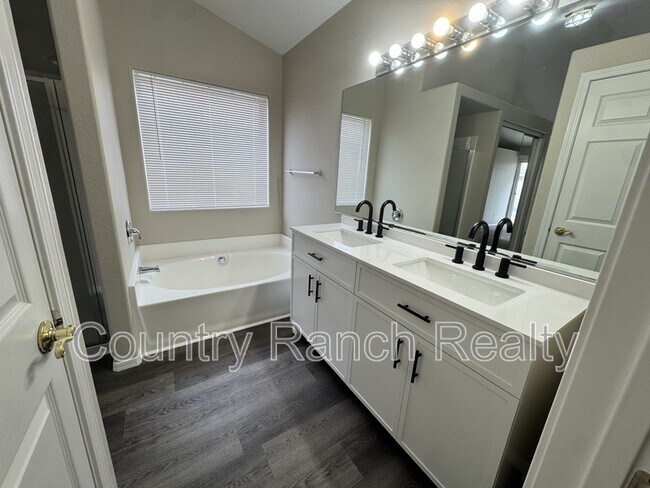 Building Photo - 1934 Easy St