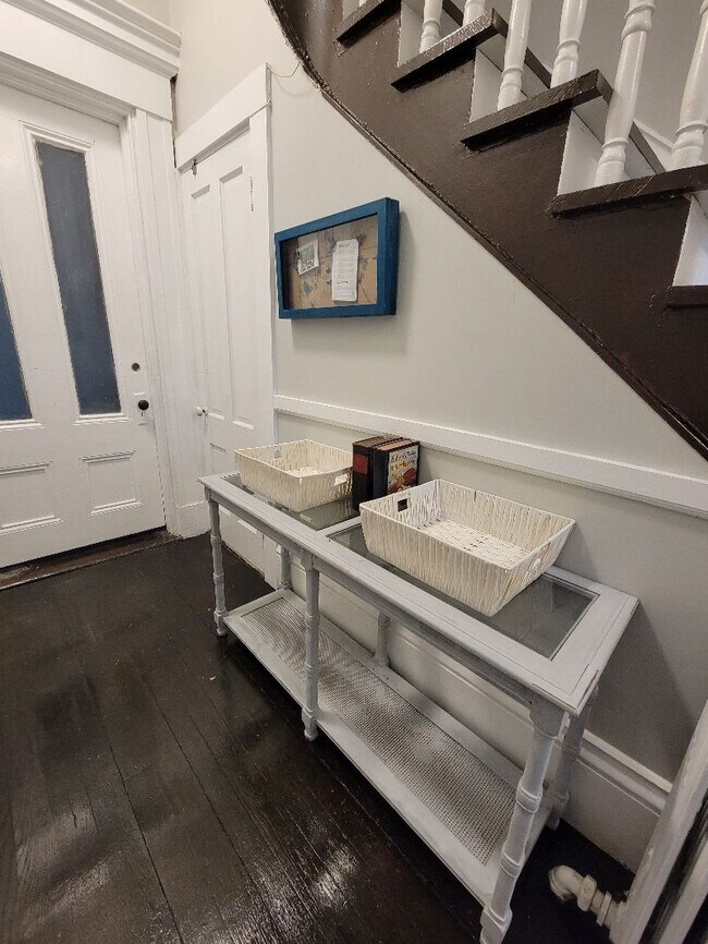 Building Photo - 107 Munroe St