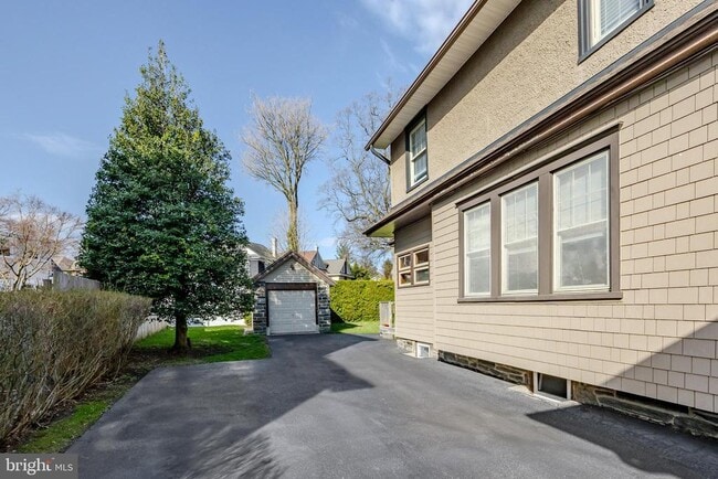 Building Photo - 1210 W Darby Rd