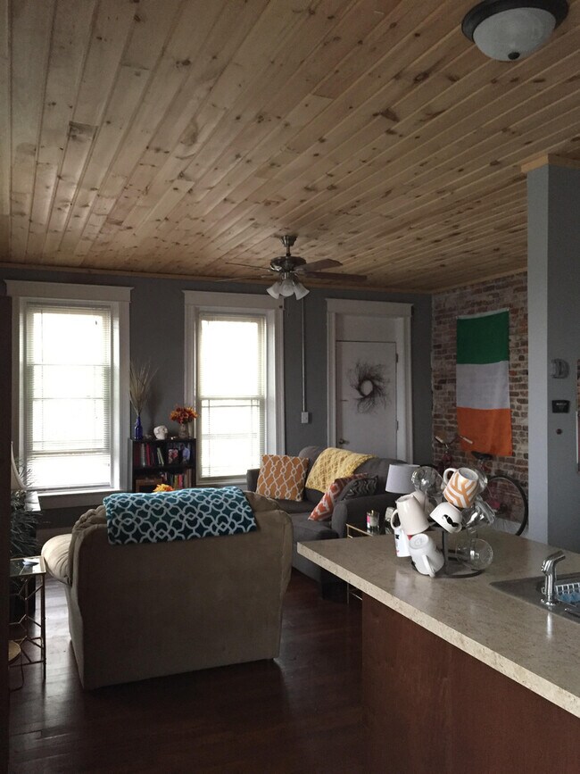 Building Photo - 1 Bedroom 1 Bath Upstairs Downtown Lafayette