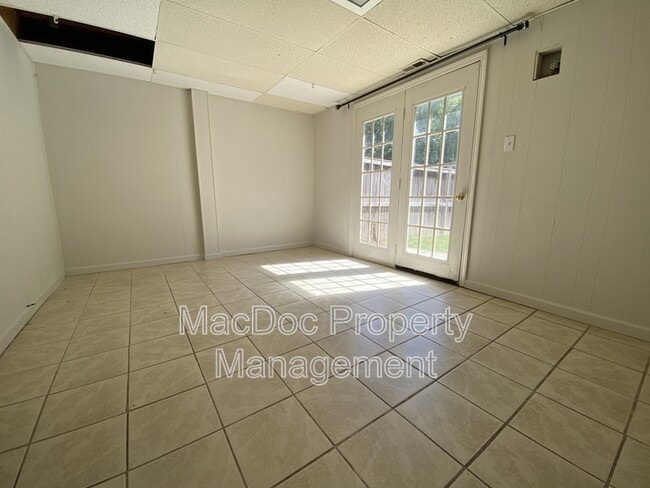 Building Photo - 813 Sledgehammer Dr