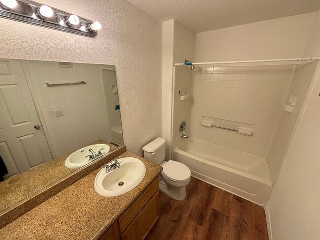 Building Photo - Beautiful 2Bed/2Bath home located in the C...