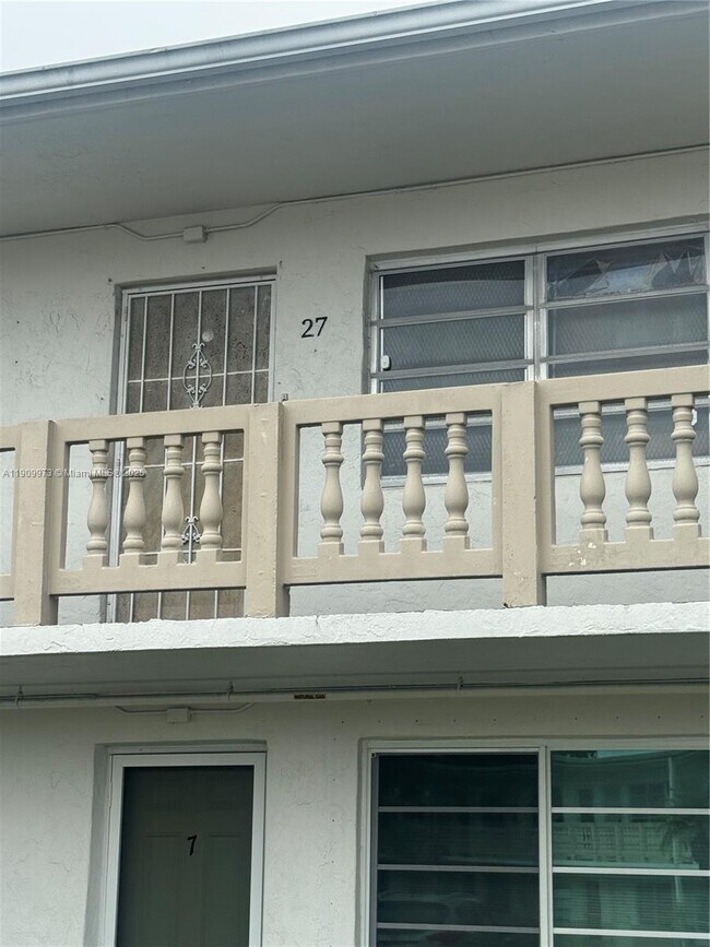 Building Photo - 20120 NE 2nd Ave