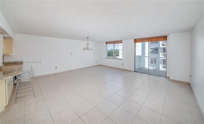 Building Photo - 10000 W Bay Harbor Dr