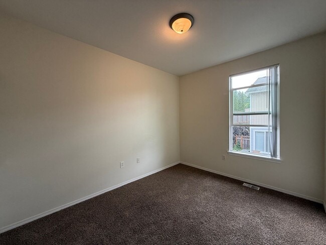 Building Photo - 4 Bed 3 Bath Gated Townhome Near Maplewood Golf