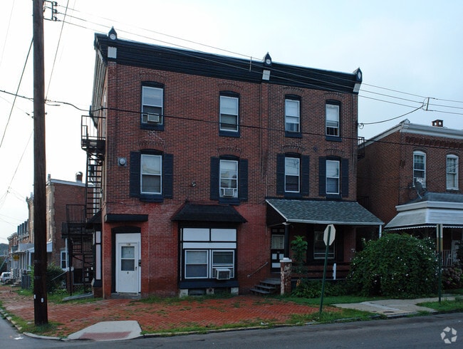 Primary Photo - 136 - 138 Stanbridge St
