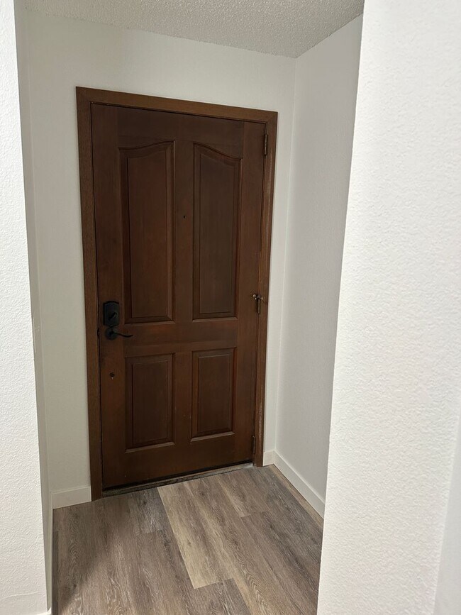 Building Photo - Newly Remodeled, 1 Bed/1 Bath Garage/Washer/Dryer