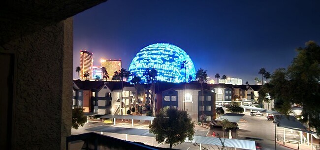 Building Photo - Fully furnished-full Sphere view