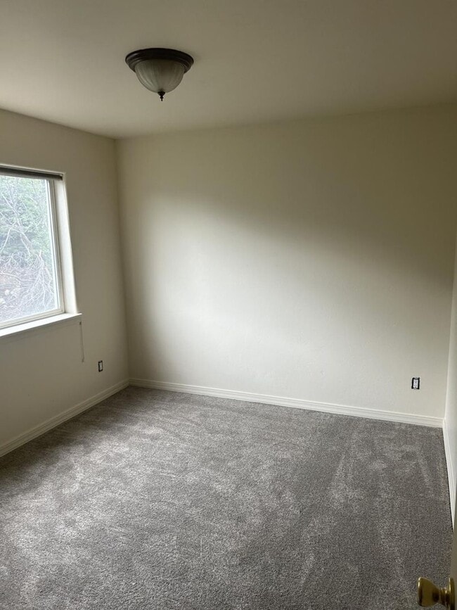 Building Photo - Charming 3-Bedroom, 2-Bath Townhouse Near ...