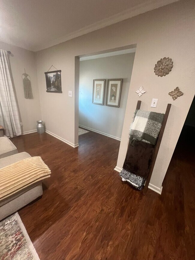 Building Photo - MID TERM RENTAL
