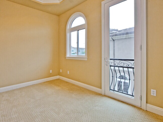Building Photo - Spacious 3,224 Square Foot Townhouse!