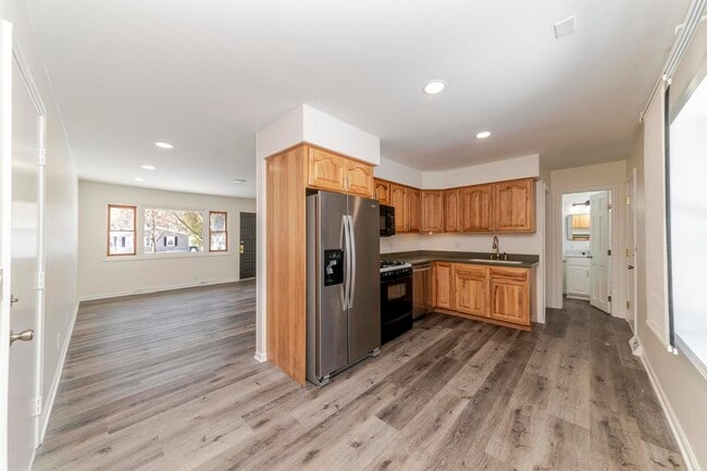 Building Photo - 1008 S 10th Ave