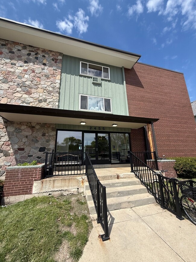 Building Photo - 2455 N Maryland Ave