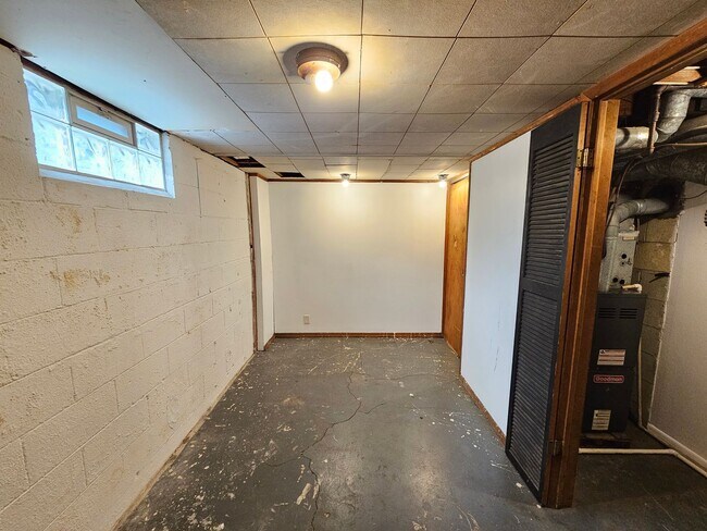 Building Photo - Move-In Ready 3BR/1BA Home w/ 2-Car Garage | Recently Updated