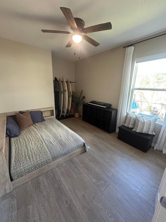 Building Photo - 5840 NW Bates Ave