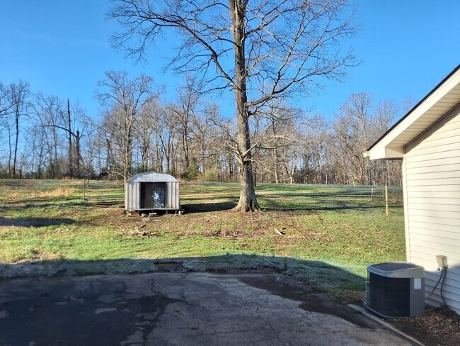 Building Photo - Comfy 2 Bedroom, 1 Bath House located in R...