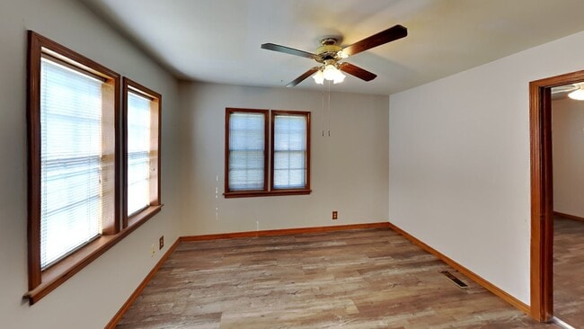 Building Photo - Welcome to this charming 3 bedroom, 1 bath...