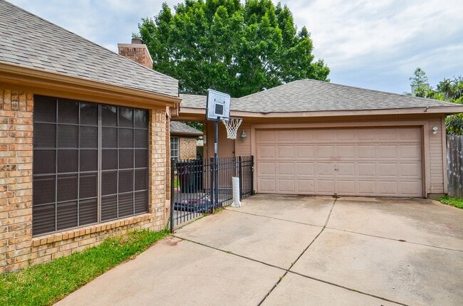 Building Photo - 1631 Berkoff Dr