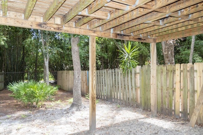 Building Photo - Lovely Townhome Available In Yacht Cove