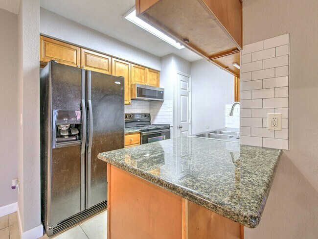 Building Photo - 526 Golden Raintree Pl