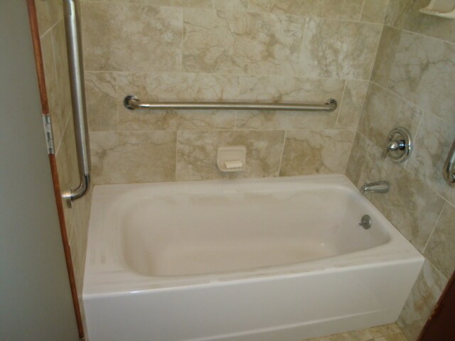 Deep soak tub & shower #2 - 683 Tiffany Ct