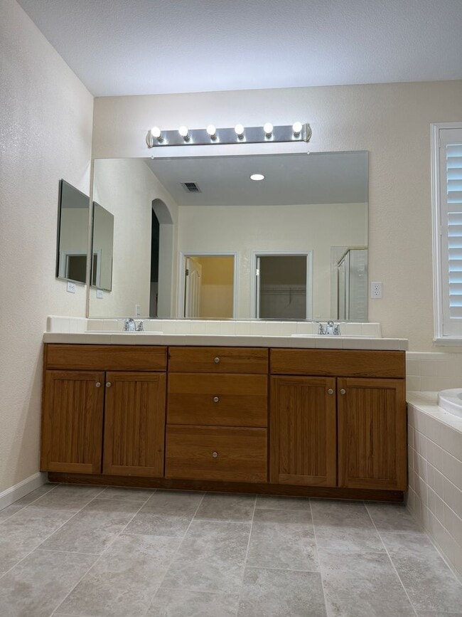 Building Photo - BEAUTIFUL SINGLE STORY 3+BD, 2.5 BA, & 3 CAR GARAGE!