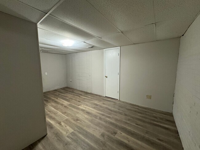 Building Photo - Ready to show!