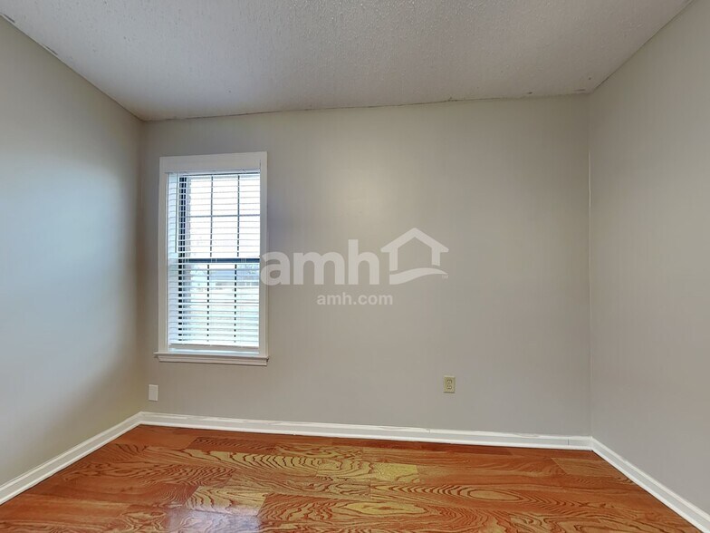 Building Photo - 7007 Meadowlands Pl