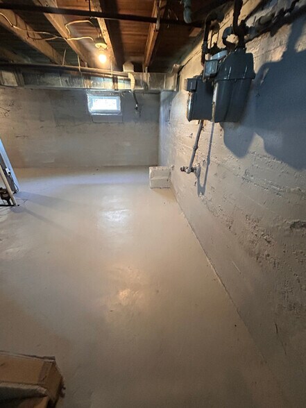 Building Photo - 240 Riverview Ave