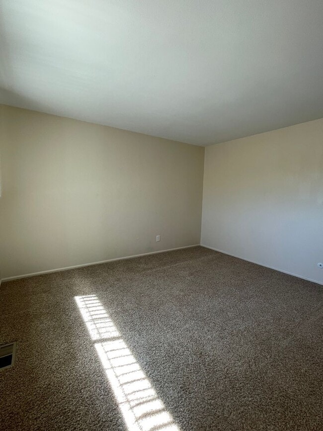 Building Photo - 2 Bedroom 1 Bath Condo Available April