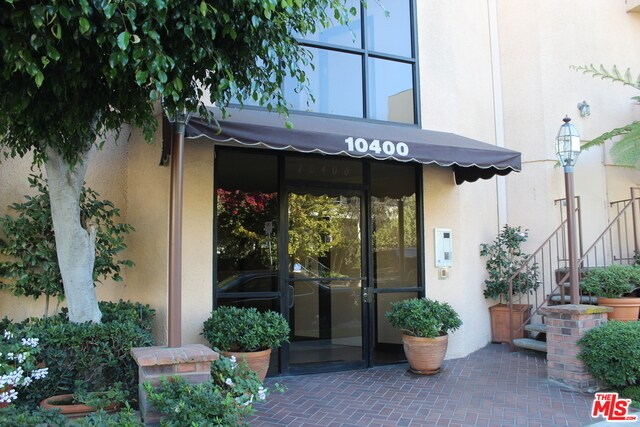 Building Photo - 10400 La Grange Ave