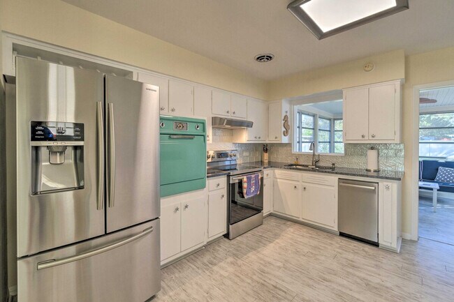 Building Photo - 1017 Pineland Ave