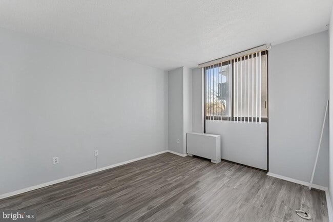 Building Photo - 6100 Westchester Park Dr