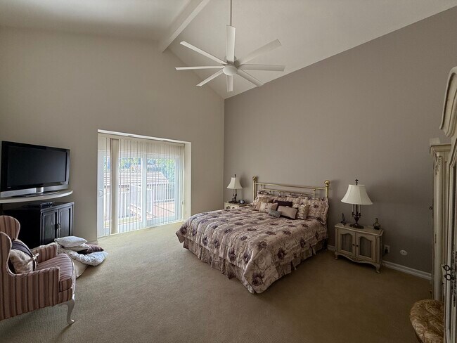High ceiling master bedroom - 23446 Blythe St