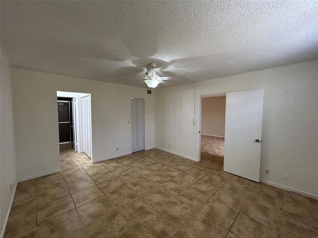 Building Photo - 6475 W Oakland Park Blvd
