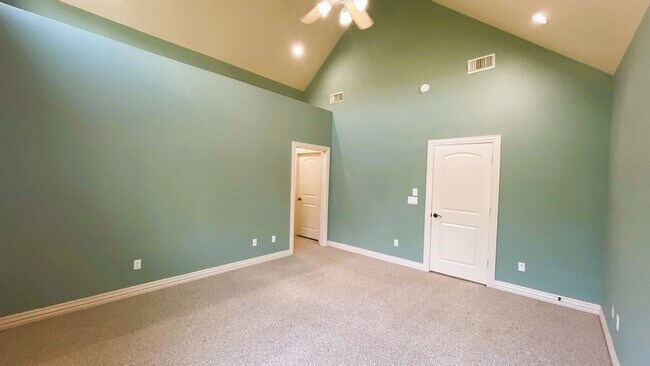 Building Photo - GORGEOUS Townhome in Inner Loop Gated Community **Ask about our NO CASH DEPOSIT option through OB...