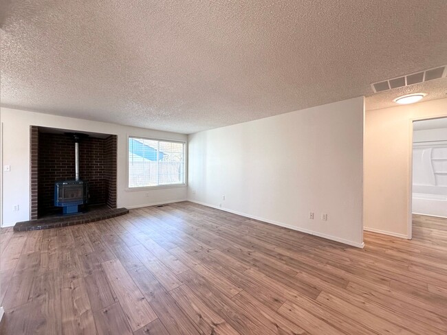 Building Photo - Newly Renovated Single-Family Home in Gresham! 3 Bed/1 Bath w/ Double Car Garage!