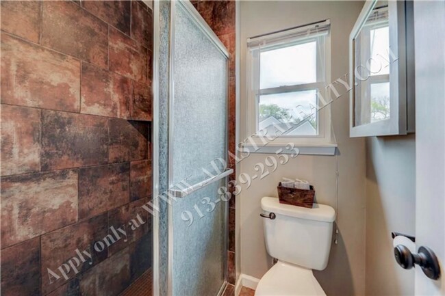 Building Photo - Beautiful Updated 3 Bed 3 Bath Home in Ove...