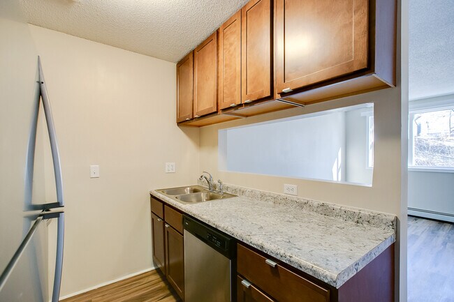 Building Photo - 1337 Arkwright St N