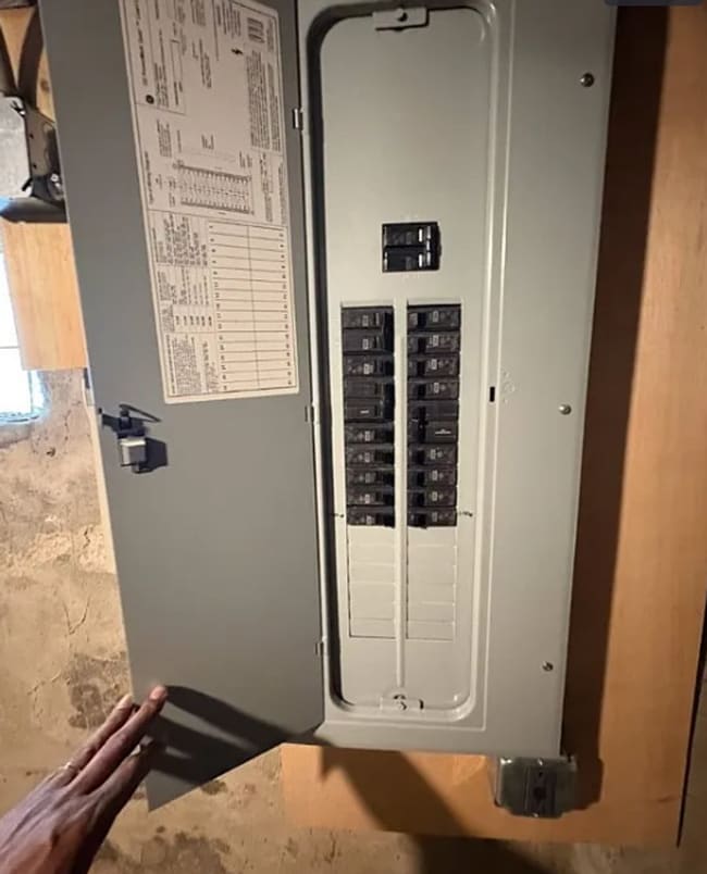 Building Photo - 10814 Hull Ave