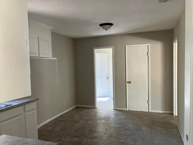 Building Photo - 2050 Cherokee Ct