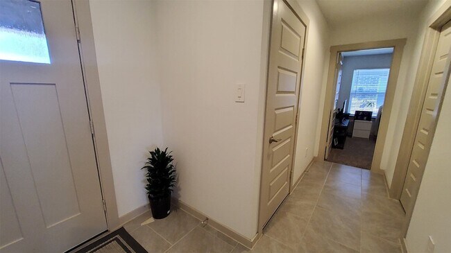 Building Photo - 4011 Itzle Is Ct