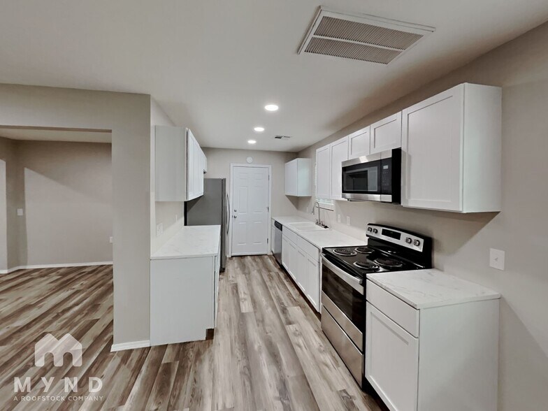 Building Photo - 3212 E Noble Dr