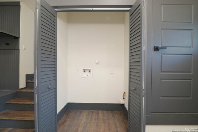 Building Photo - 207 Loretta Pl