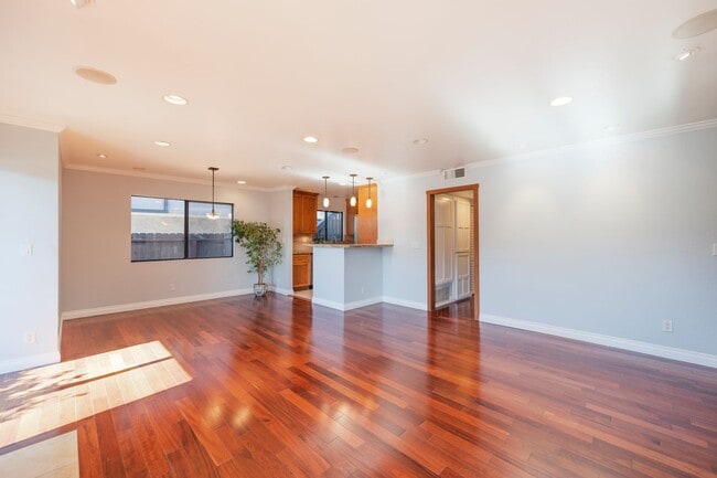 Building Photo - Cozy Condo in Manhattan Beach!