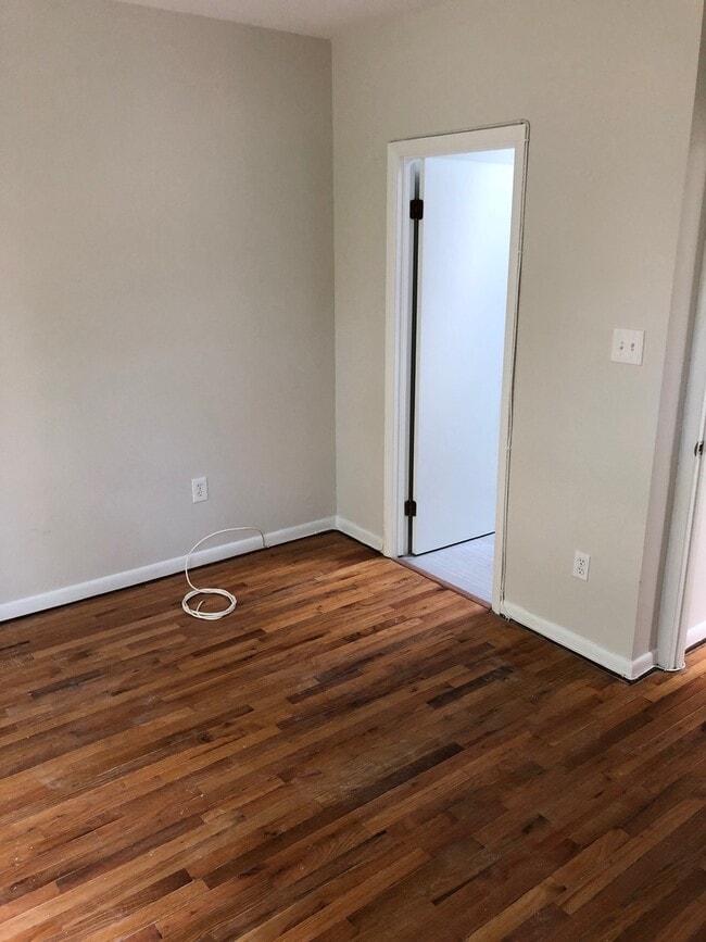 Building Photo - West End Giant