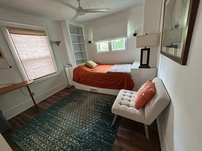 Building Photo - Gorgeous updated furnished cottage!